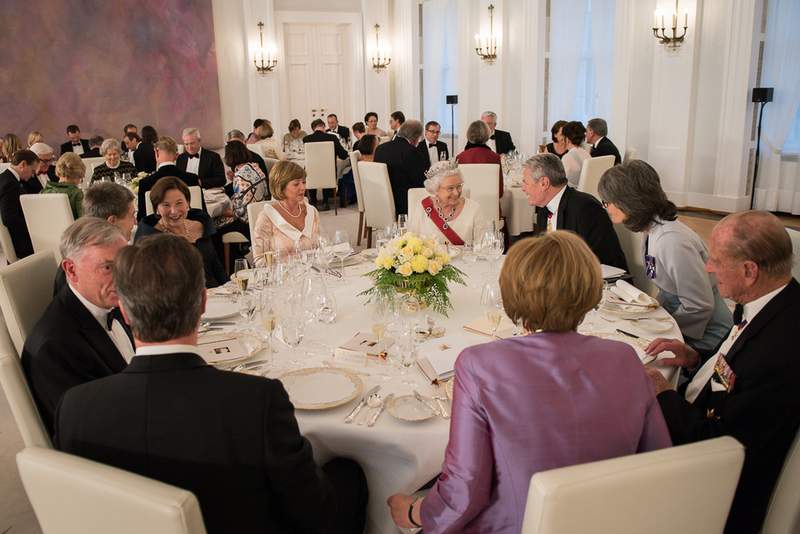 25日,在当时的德国总理默克尔会见英国伊丽莎白女王二世的德国国宴上